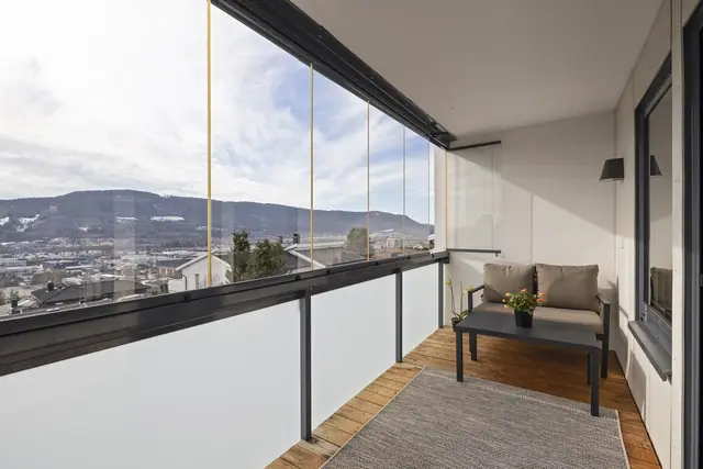 Romslig veranda med god plass for utemøbler og med utgang fra stue.