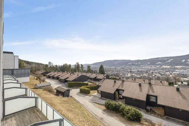 Eiendommen har en fin beliggenhet i et rolig, attraktivt og barnevennlig boligområde.