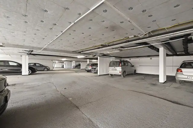 Fellesgarasje med egen parkeringsplass nr 55.