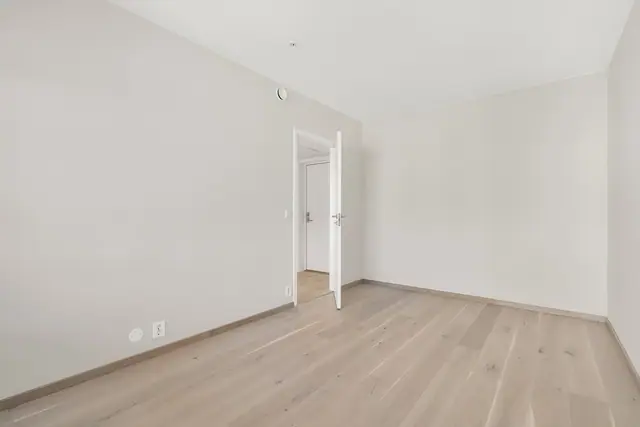 Lyst og romslig soverom med plass til en stor garderobe langs hele veggen for rikelig oppbevaring!