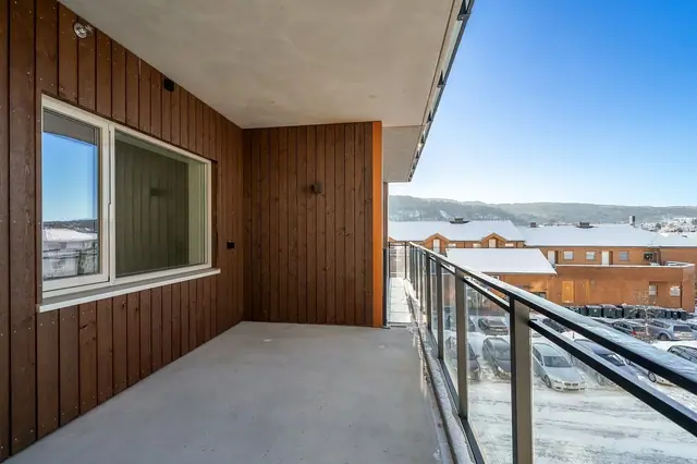 Romslig balkong fra stuen med god plass for utemøbler.