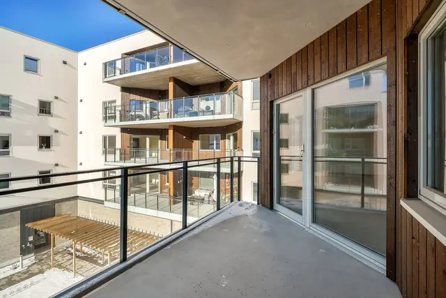 Romslig balkong på 10 kvm - perfekt for avslapning og uteplass med solrike dager.