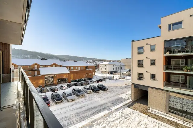Det er umiddelbar nærhet til nærsenter, dagligvare, buss, barnehage, barneskole og idrettsanlegg.