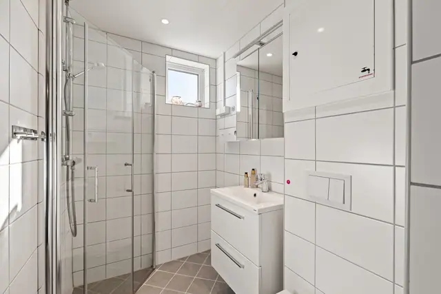 Lekkert bad med downlights i tak og varmekabler i gulv.
