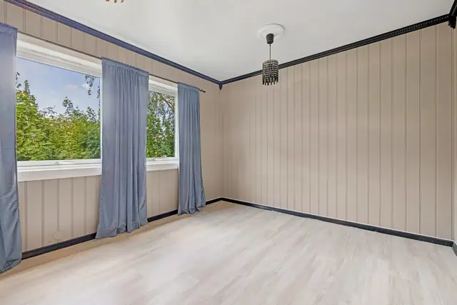 Romslig soverom med god plass til både dobbeltseng og oppbevaring.