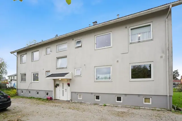 Boligen ligger i et veletablert og barnevennlig boligfelt.