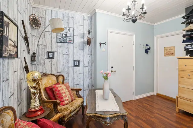 Romslig entré med plass til garderobe.