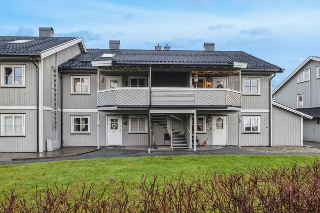 Flott inngangsparti med bakkeplan-inngang som ønsker deg velkommen hjem.