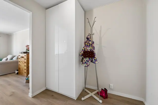 Romslig entré med smart garderobeløsning.