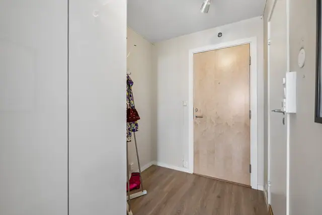 Lys og innbydende entré med plass til sko og jakker.