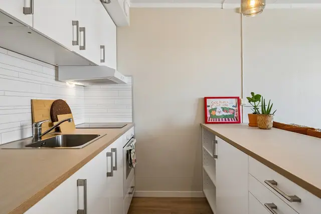 IKEA-kjøkken med fine detaljer og god plass til matlaging.