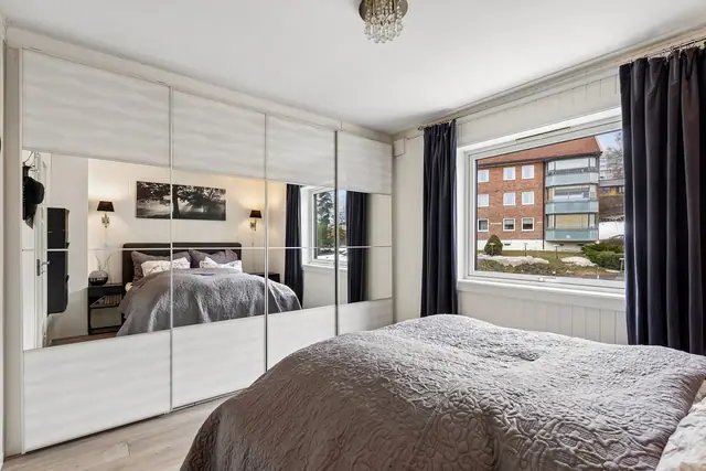 Soverom 1: Her finner du også en svært praktisk og romslig skyvedørsgarderobe!