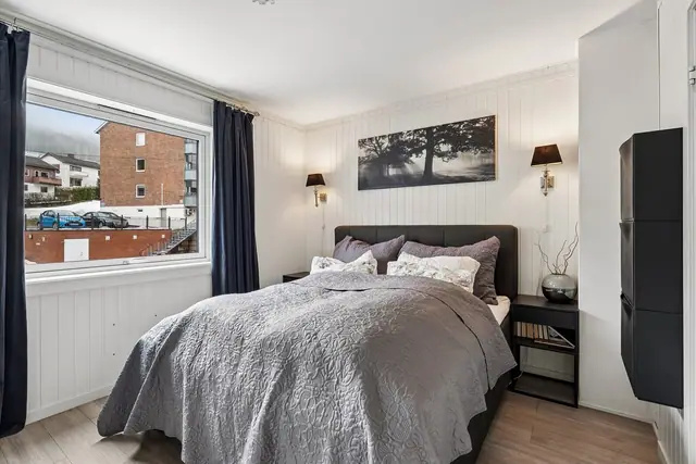 Soverom 1: Lyst og stort soverom med god plass til dobbeltseng og nattbord.