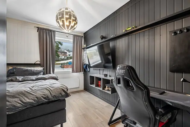 Soverom 2: Nok er romslig soverom med god plass til skrivebord, seng og nattbord.