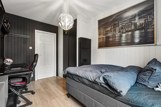 Soverom 2: Integrert skyvedørsgarderobe gir praktisk oppbevaring!