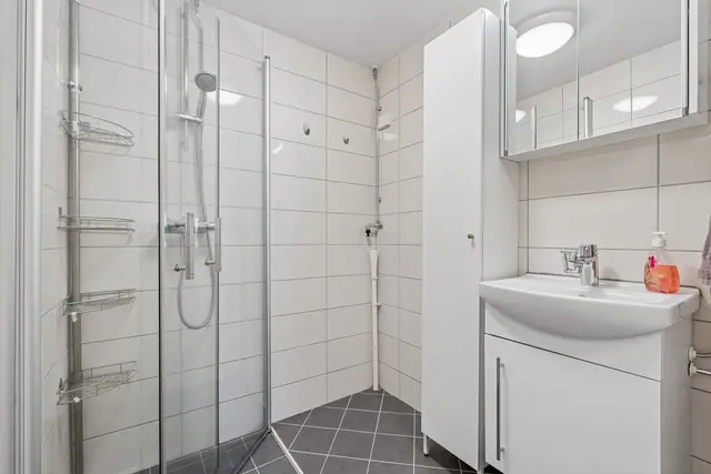 Baderommet ble renovert i 2014 men senere oppgradert med nye overflater i 2023.