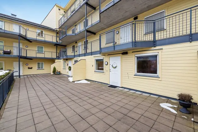 Hyggelig hellelagt, felles inngangsparti/atrium