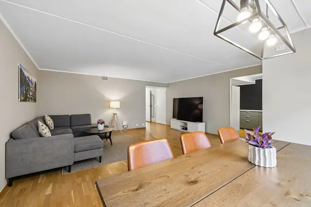 Stuen har plass til både spisebord og sofagruppe