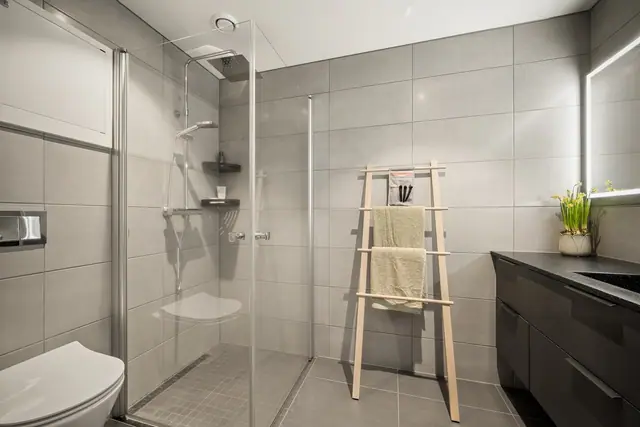 Pent baderom, store fliser med varmekabler på gulv og veggehengt toalett!