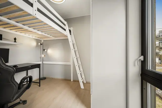 Soverom 2 kan fungerer som et praktisk kontor eller barnerom, lyse gjennomgående farger!