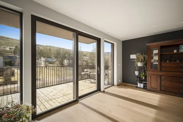 Fra stuen er det direkte utgang til boligens balkong gjennom en stor terrassedør som er med på utvide oppholdsrommet!