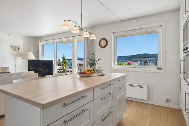 Kjøkkenøy med sitteplasser som danner hjertet av kjøkkenet