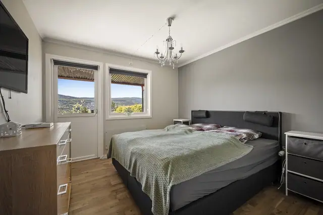 Lyst hovedsoverom med gode møbleringsmuligheter.
