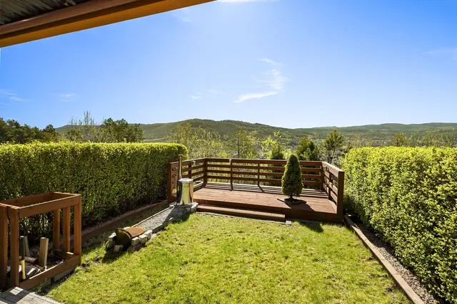 Pent opparbeidet hage med gode solforhold.