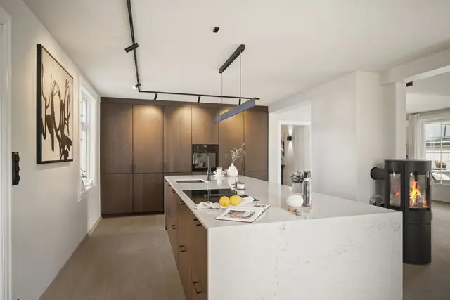 Velkommen til en smakfull leilighet med lekkert design og en innbydende atmosfære!