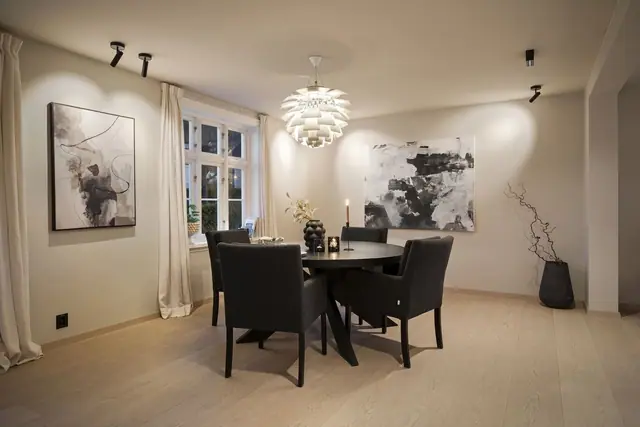 Spisestuen fremstår som et trivelig samlingspunkt med god atmosfære, perfekt for hyggelige sammenkomster med familie og venner.