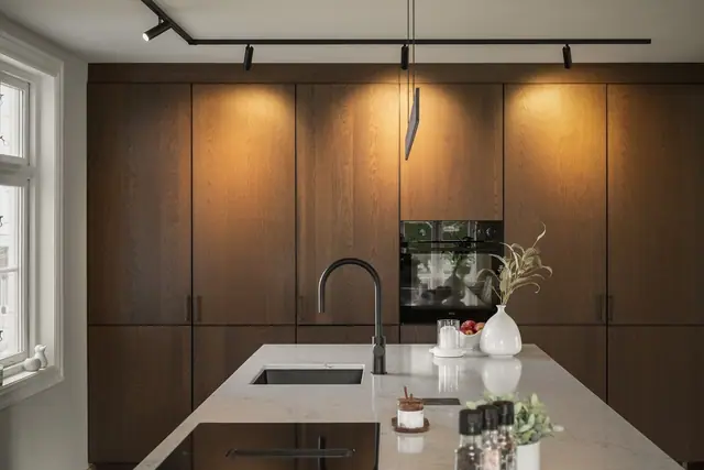 Kjøkkenet er fra IKEA, med slette fronter og et moderne uttrykk.