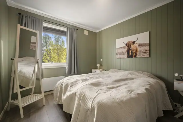Her er det god plass til dobbeltseng, nattbord og garderobeskap!