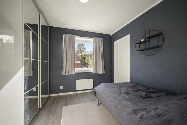 Soverom 2 - Romslig soverom med skyvedørsgarderobe.