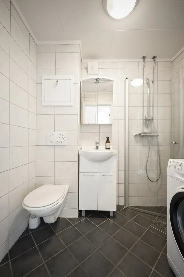 Opplegg for vaskemaskin, vegghengt toalett og varme i gulv.
