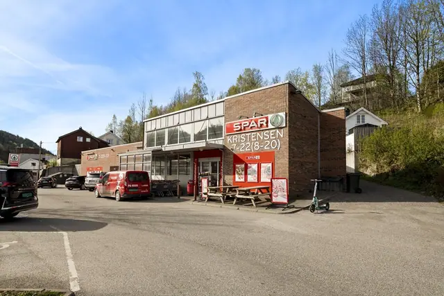 Spar Kristensen ligger kun 2 minutter til fots fra leiligheten