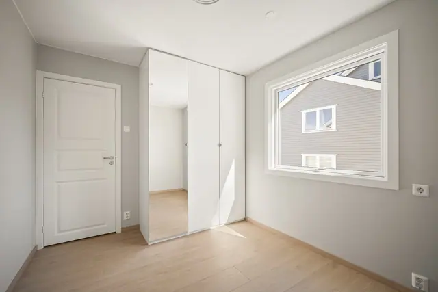 Soverom ed moderne og lyse overflater