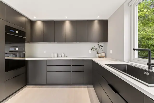 Kjøkkenet fremstår som moderne og stilrent med lekker innredning fra IKEA montert i 2022