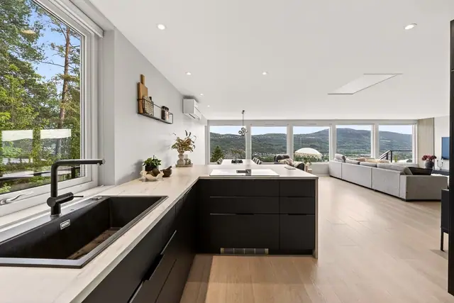 Downlights i tak er med på å skape et moderne og naturlig lyspreg.