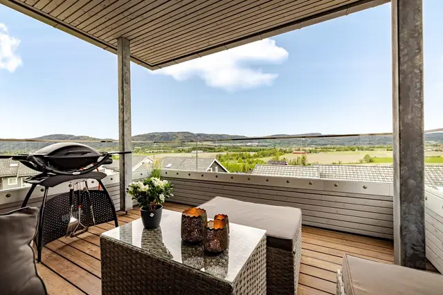 Her er det plass til sofagruppe og grill (gass/el)