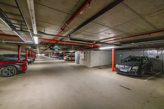 Medfølger en fast parkeringsplass i kjeller
