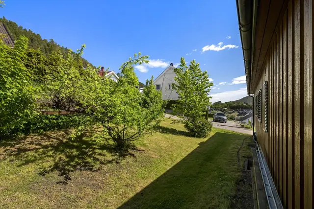 Attraktiv bolig i etablert og rolig boligområde.
