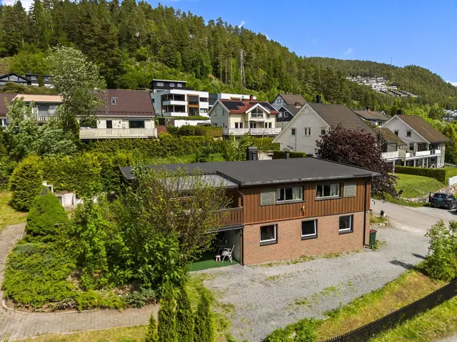 Familievennlig bolig med skjermet og rolig beliggenhet.