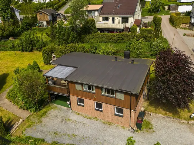 Attraktiv beliggenhet med kombinasjon av natur og bynærhet.