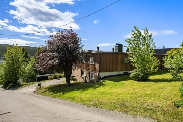 Eiendommen ligger høyt og fritt med fin utsikt over nærområdet.