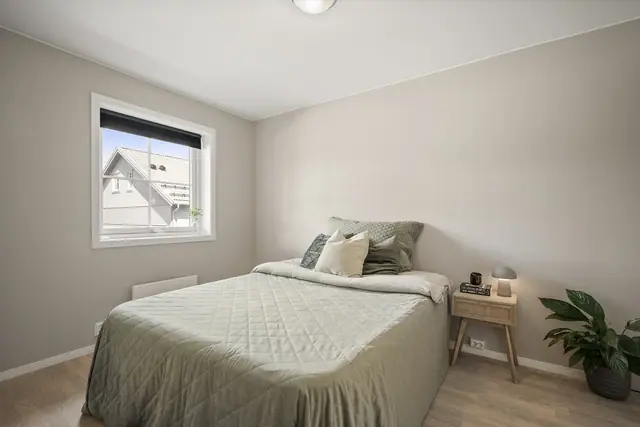 Hovedsoverommet - Romslig og delikat hovedsoverom med god plass til dobbeltseng, nattbord og garderobeskap.