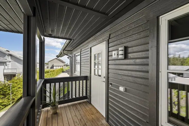 Pent overbygget inngangsparti med belysning!