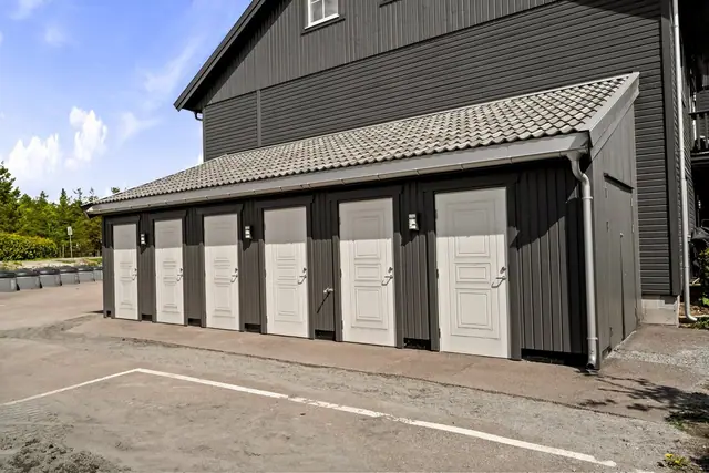 Utvendig boder for praktisk oppbevaring.