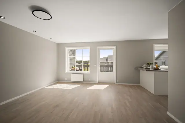 Det er en åpen løsning mellom stue og kjøkken, samt kjøkkenøy med mulighet for spiseplass.