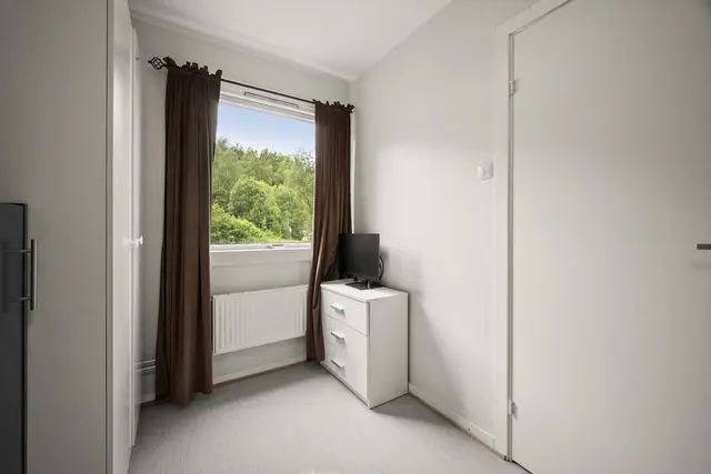 Soverommet har egen radiator på vegg, disse ble skiftet i regi av borettslaget i perioden 2020-2022.