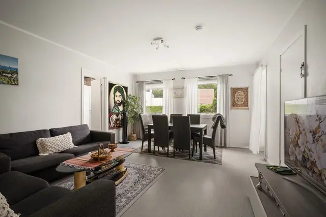 Stuen fremstår romslig med god plass til både sofakrok og spisestue.